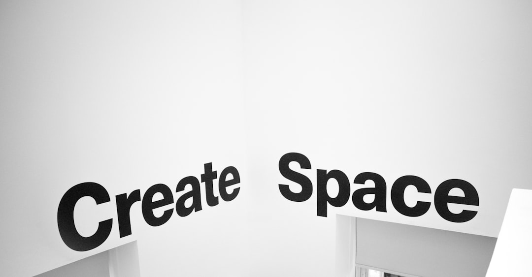 Texte 'create space' illustrant la flexibilité des bureaux partagés startup à Crans-Montana.