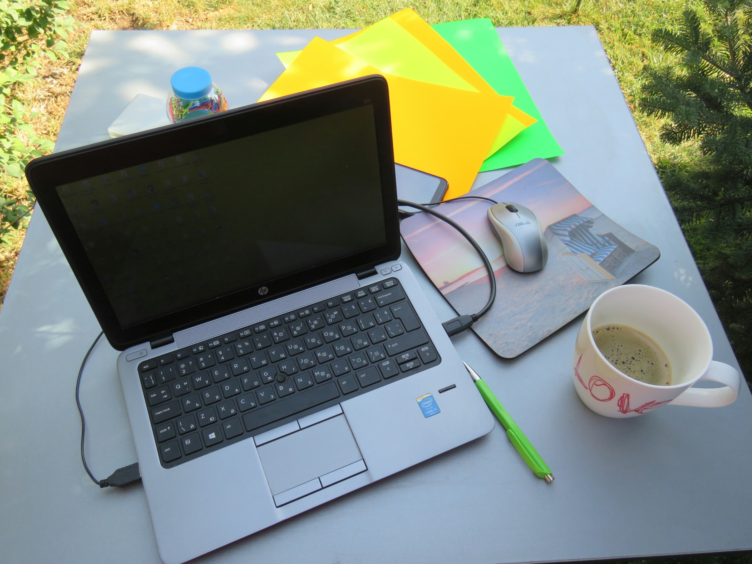 Espace de travail avec ordinateur portable et café dans un espace de coworking suisse lumineux.