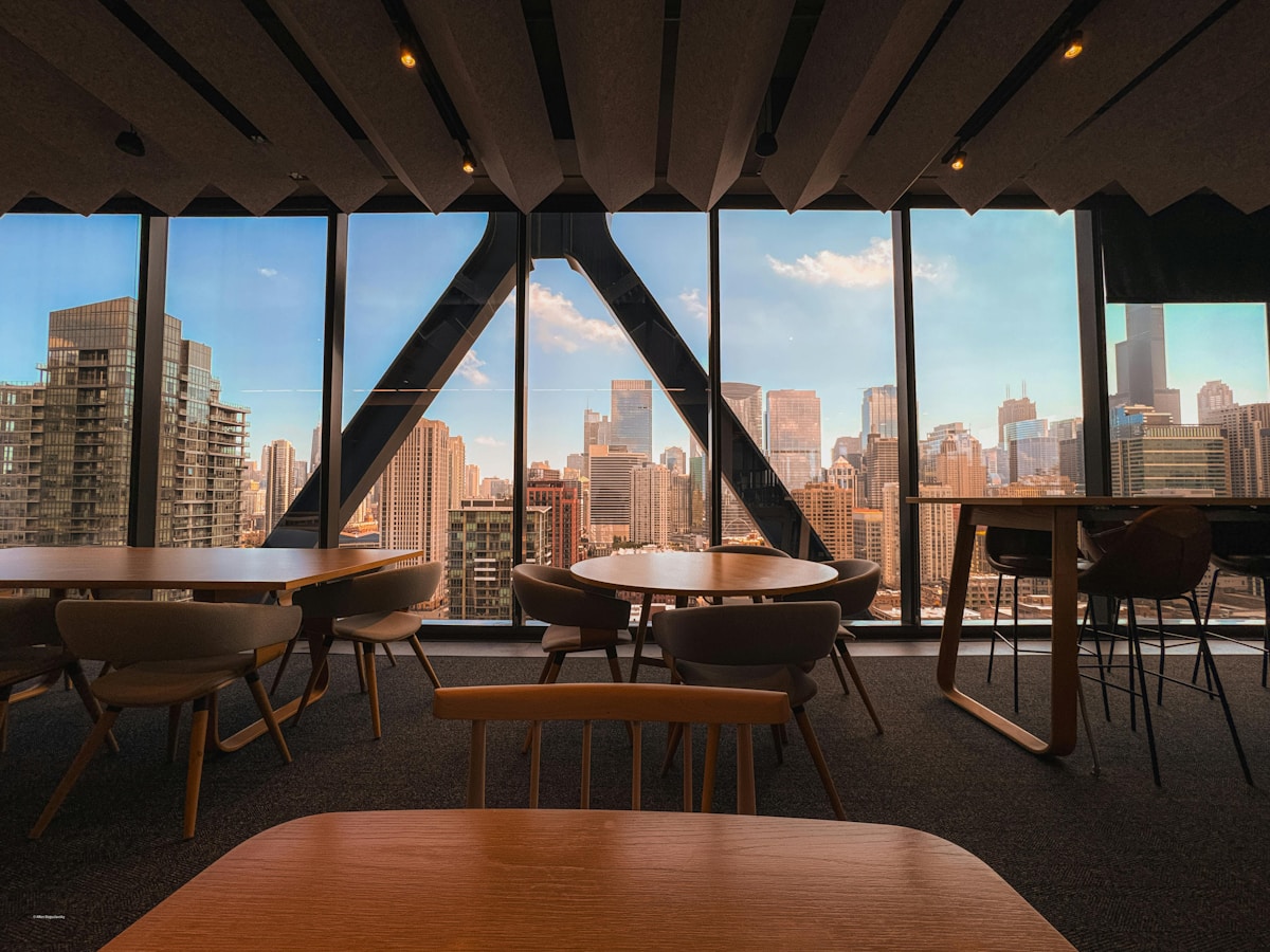 Intérieur de café moderne avec vue sur le skyline de la ville