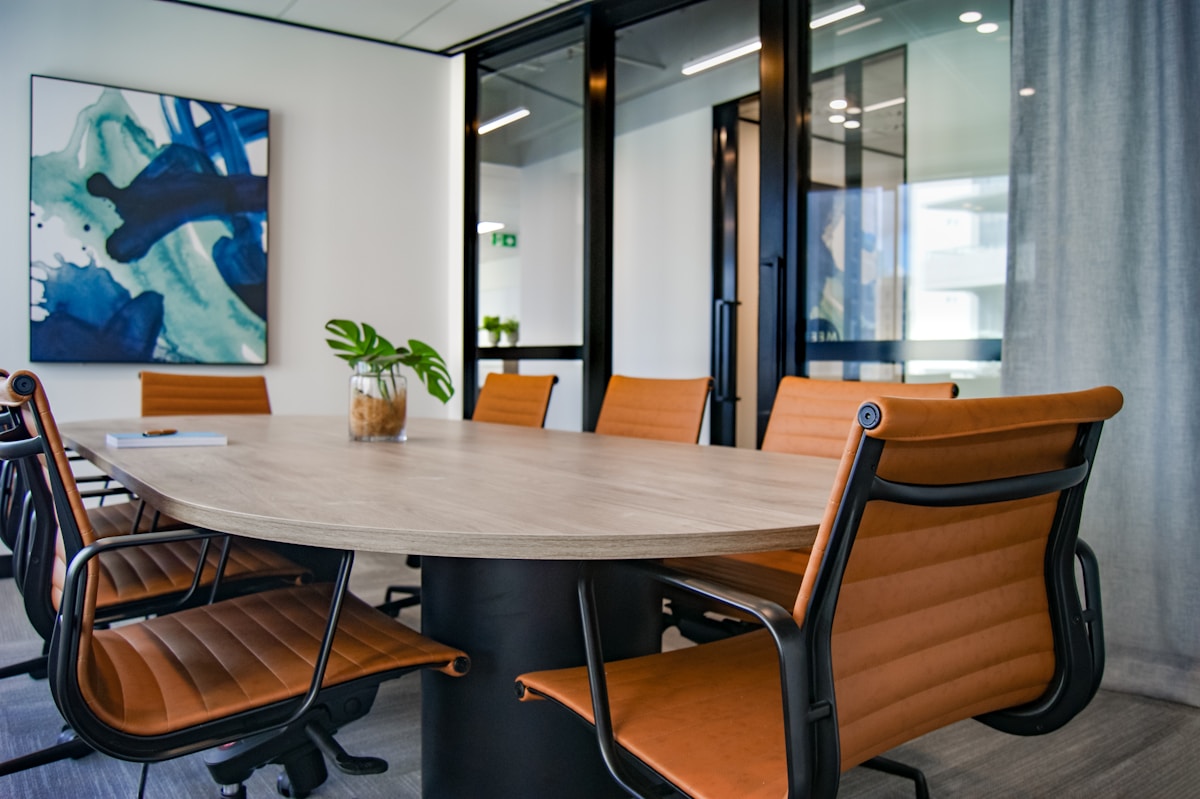 Table de bureau et chaises en bois brun, 9 pièces
