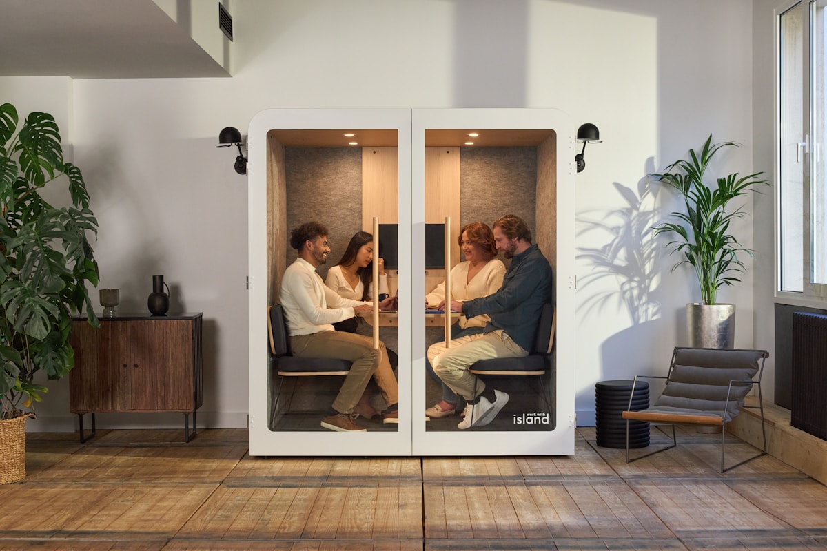 Groupe de personnes dans un espace de travail moderne et lumineux.