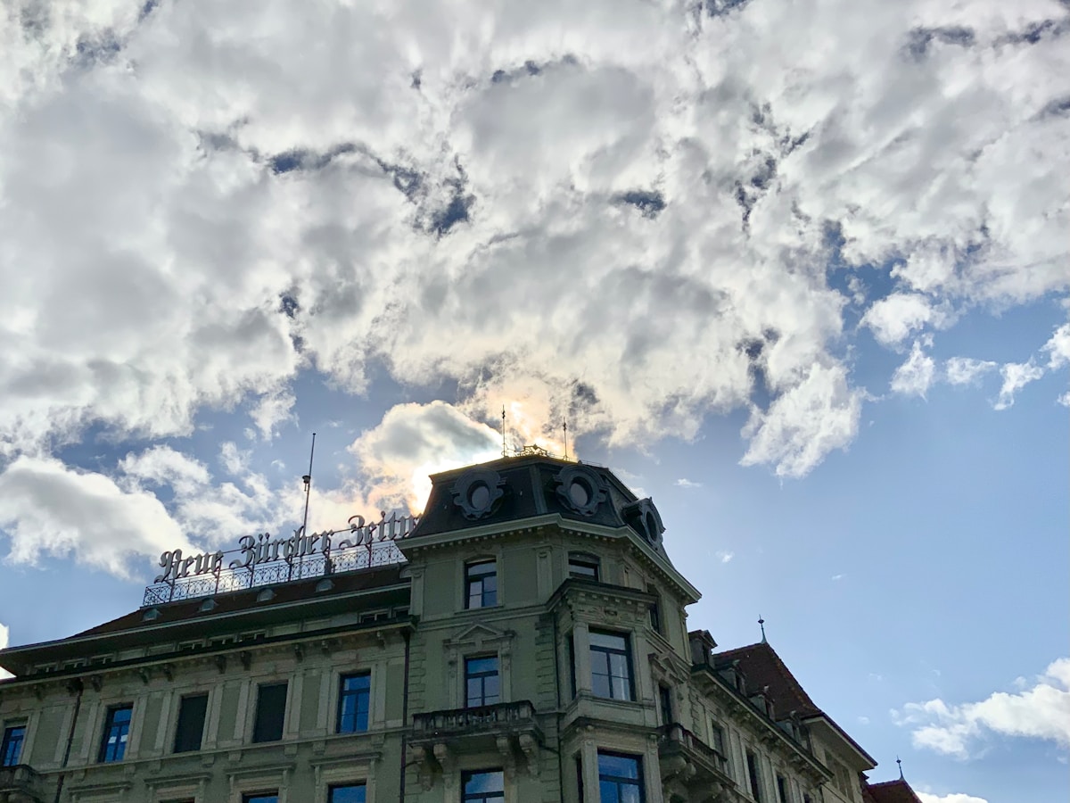 Un bâtiment avec un clocher.