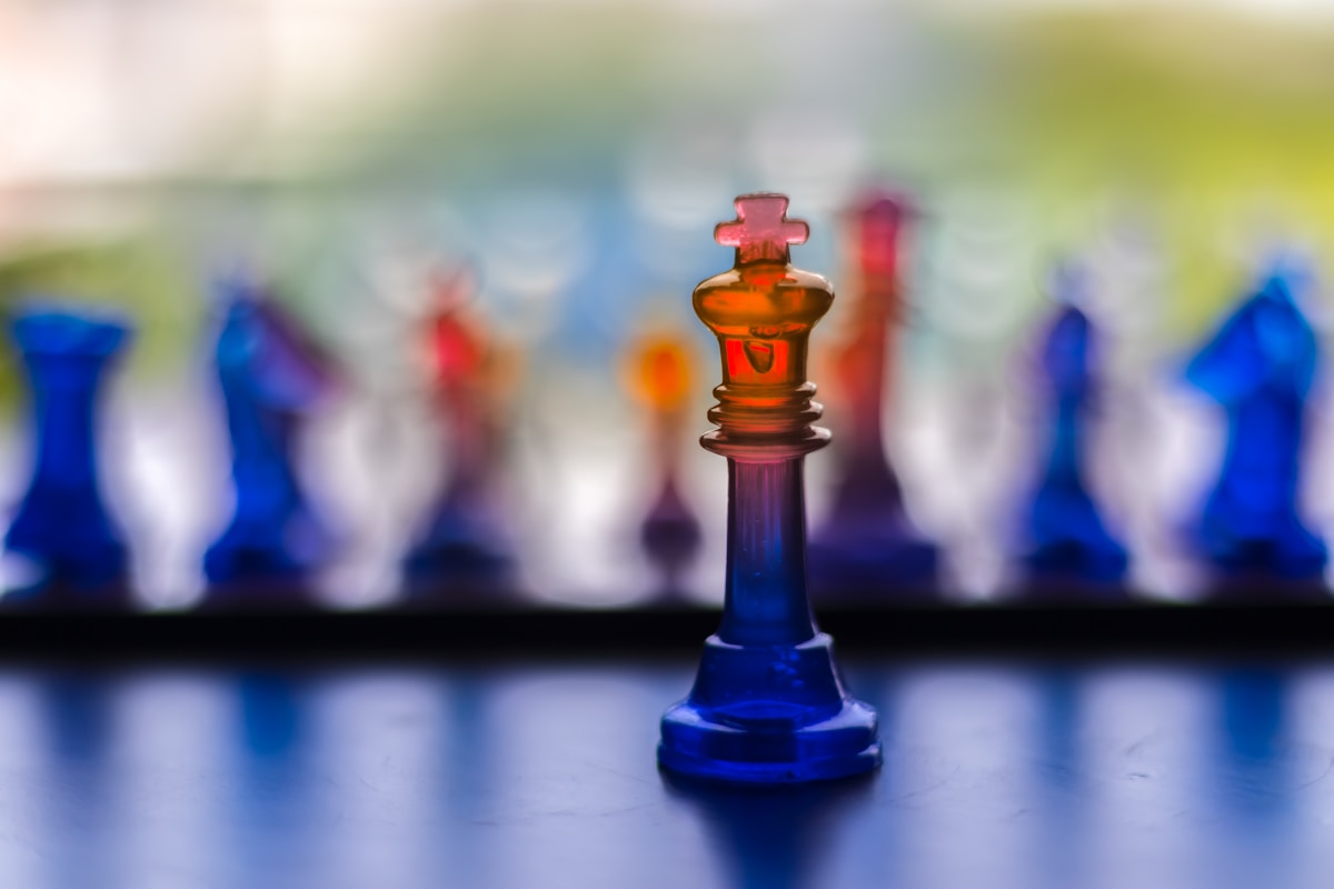 Un jeu d'échecs en verre avec un arrière-plan flou.