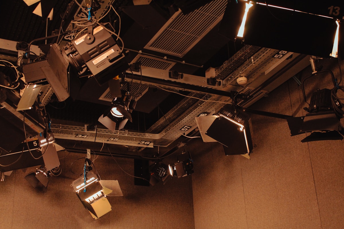 Équipement de studio d'enregistrement audio complexe et sophistiqué.