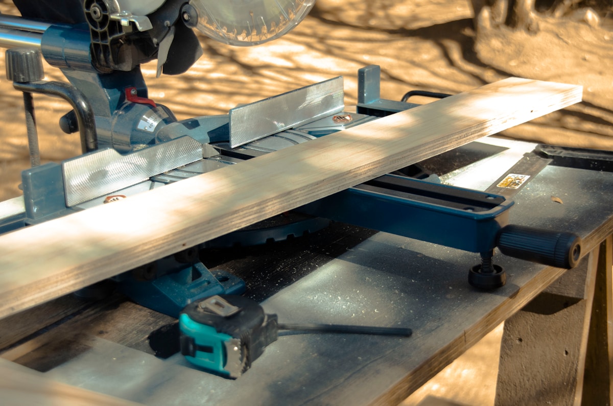 Une machine posée sur une table.