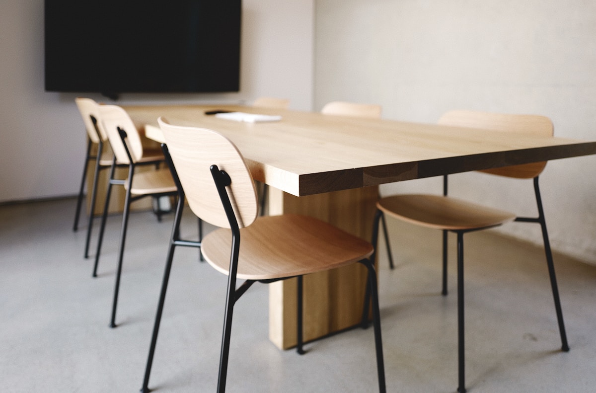 Table et chaises de salle de réunion moderne.