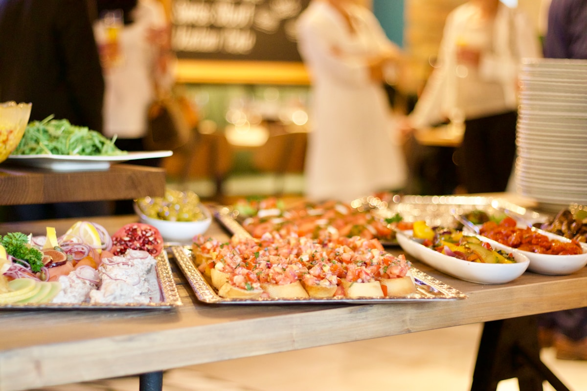 Buffet de nourriture variée, plats colorés et appétissants.
