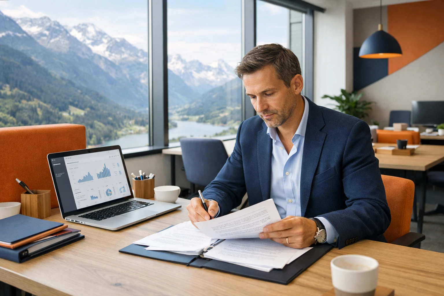 Un entrepreneur professionnel examine des documents juridiques sur un bureau de coworking moderne dans un bureau alpin suisse, un ordinateur portable affichant un tableau de bord de commerce électronique, un paysage de montagne visible à travers de grandes fenêtres, une lumière naturelle du jour, un espace de travail contemporain avec une