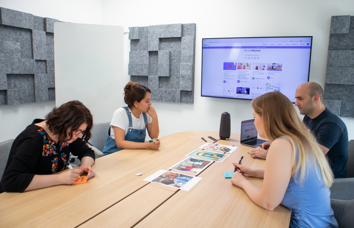 Groupe de personnes travaillant ensemble dans un espace de bureau moderne.