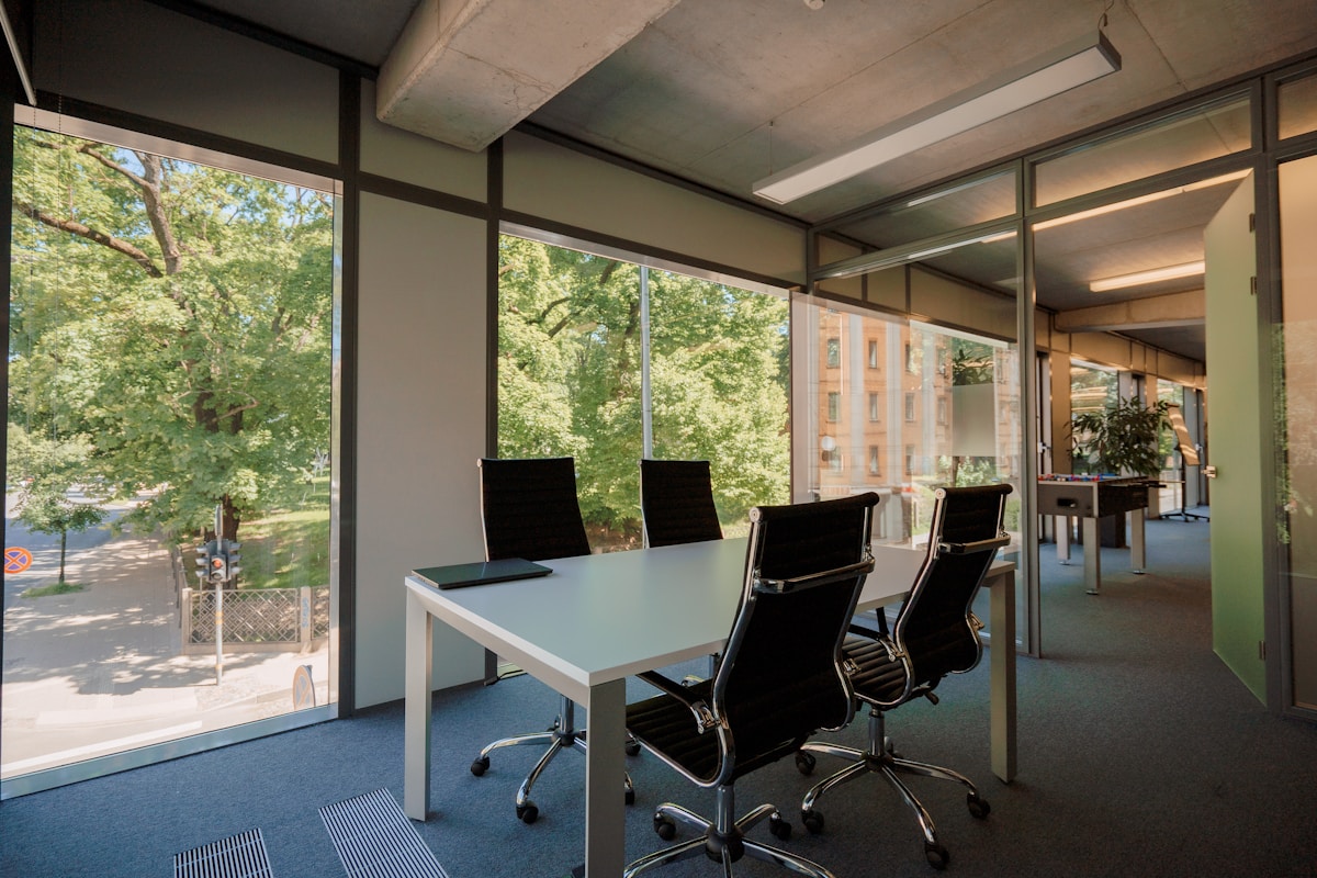 Bureau moderne avec vue sur la nature.