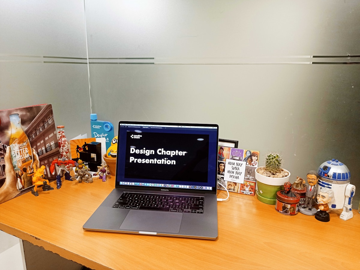 Un ordinateur portable posé sur un bureau en bois.