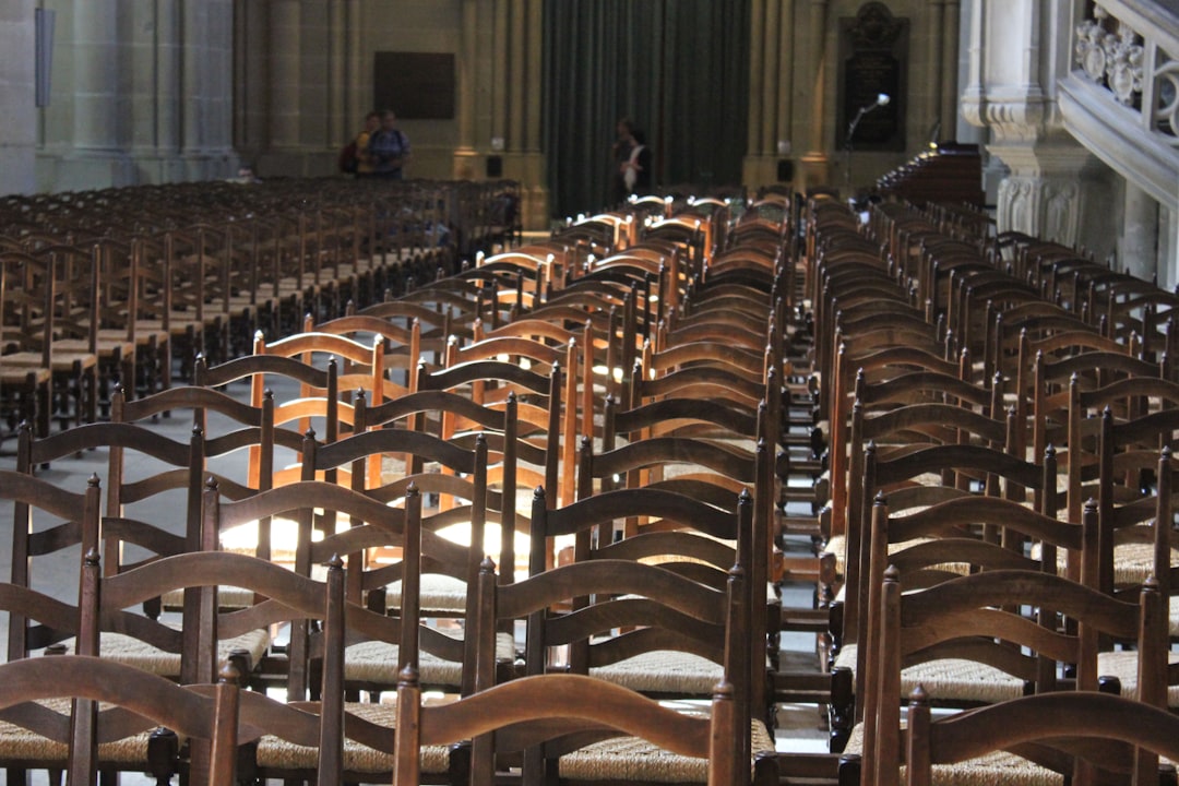 louer salle de séminaire lausanne pas cher - a large room with rows of chairs