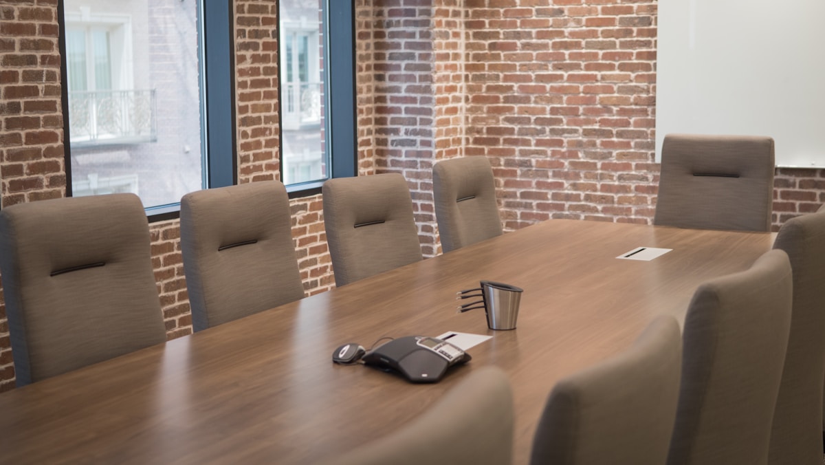 Table de réunion dans un bureau moderne avec chaises.