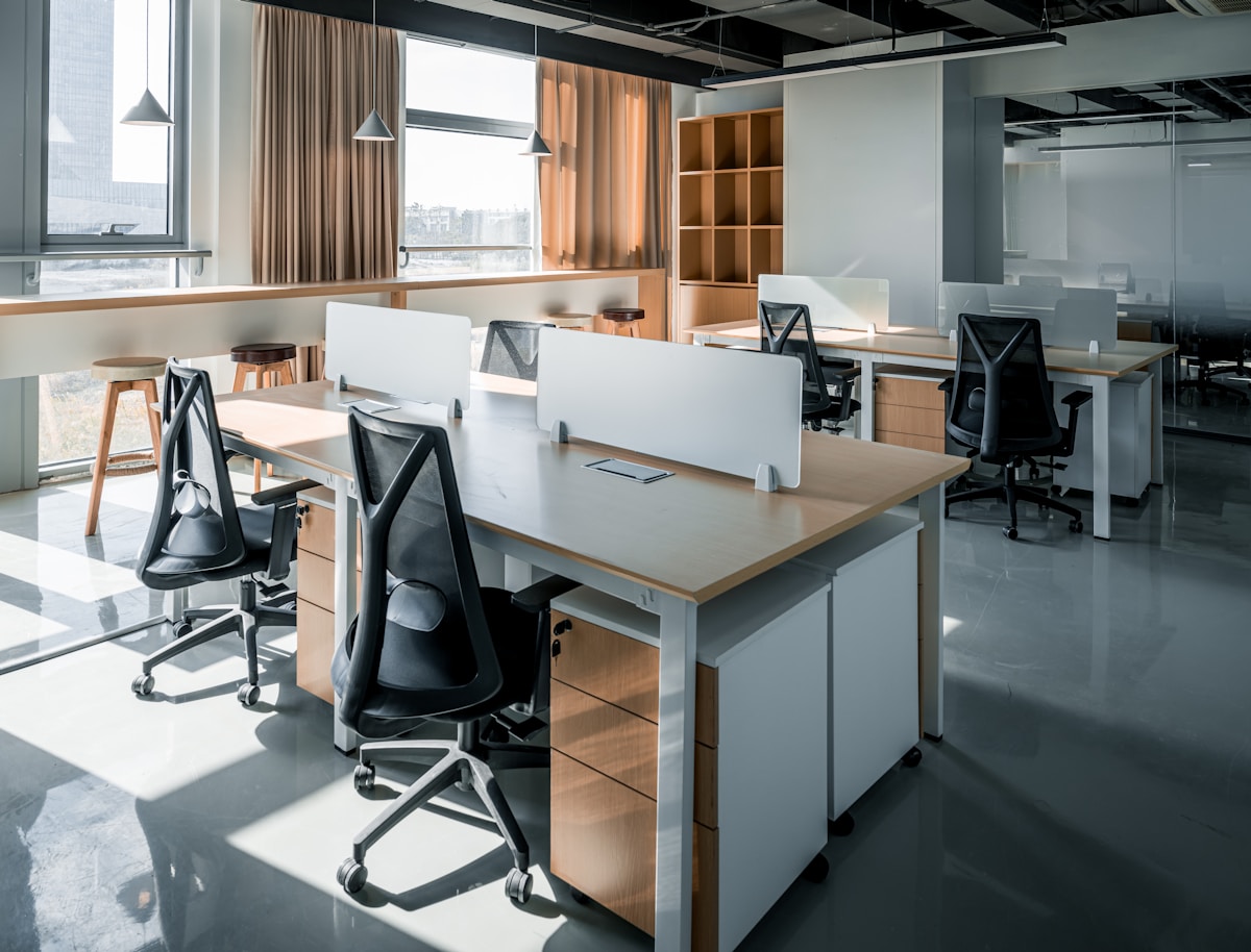 Bureau moderne avec postes de travail et aménagement lumineux.