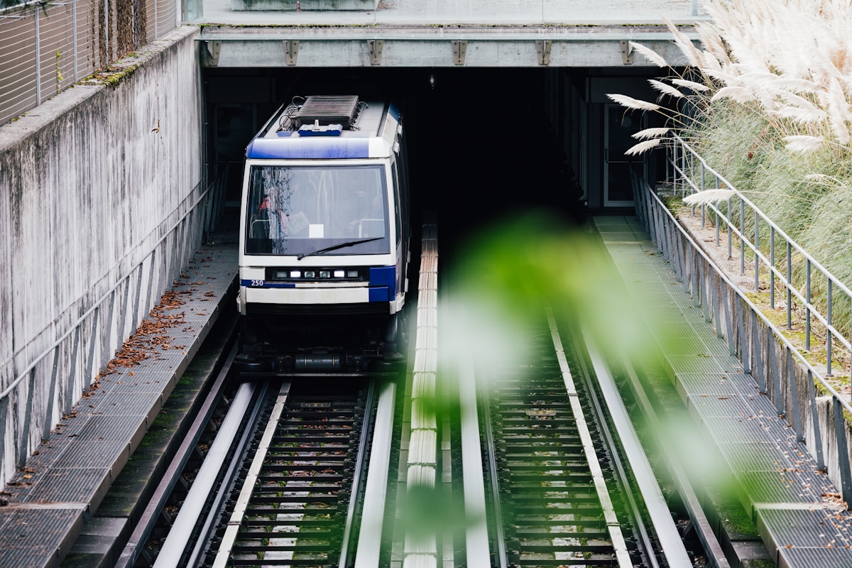 Funiculaire urbain dans un environnement verdoyant.