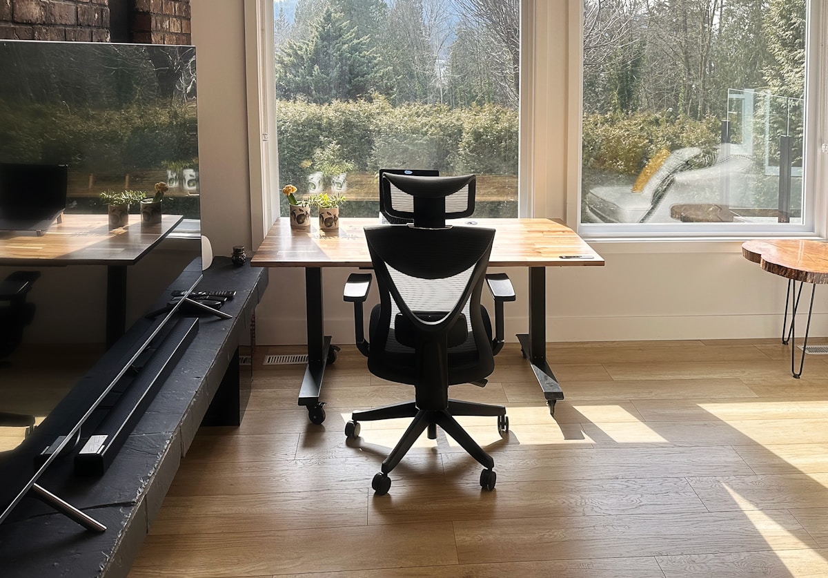 Espace de travail moderne avec bureau en bois et chaise ergonomique.