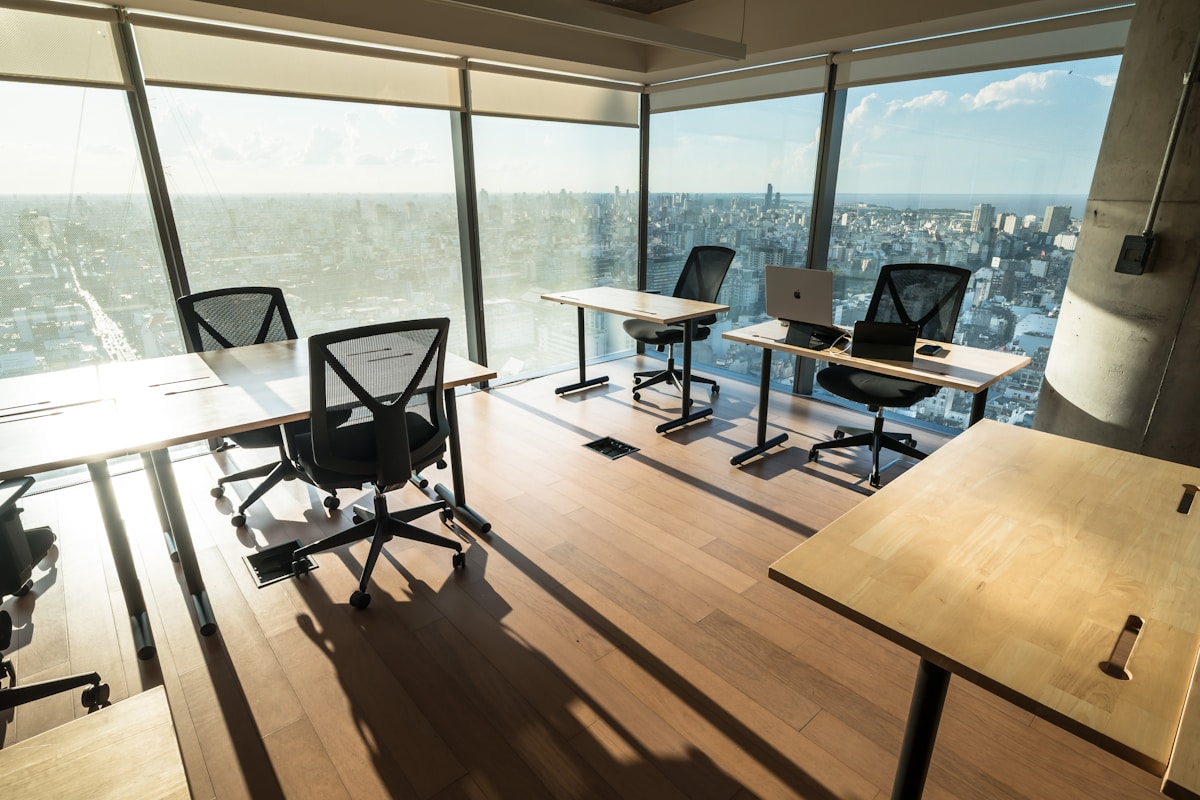 Bureau moderne avec vue panoramique sur la ville.