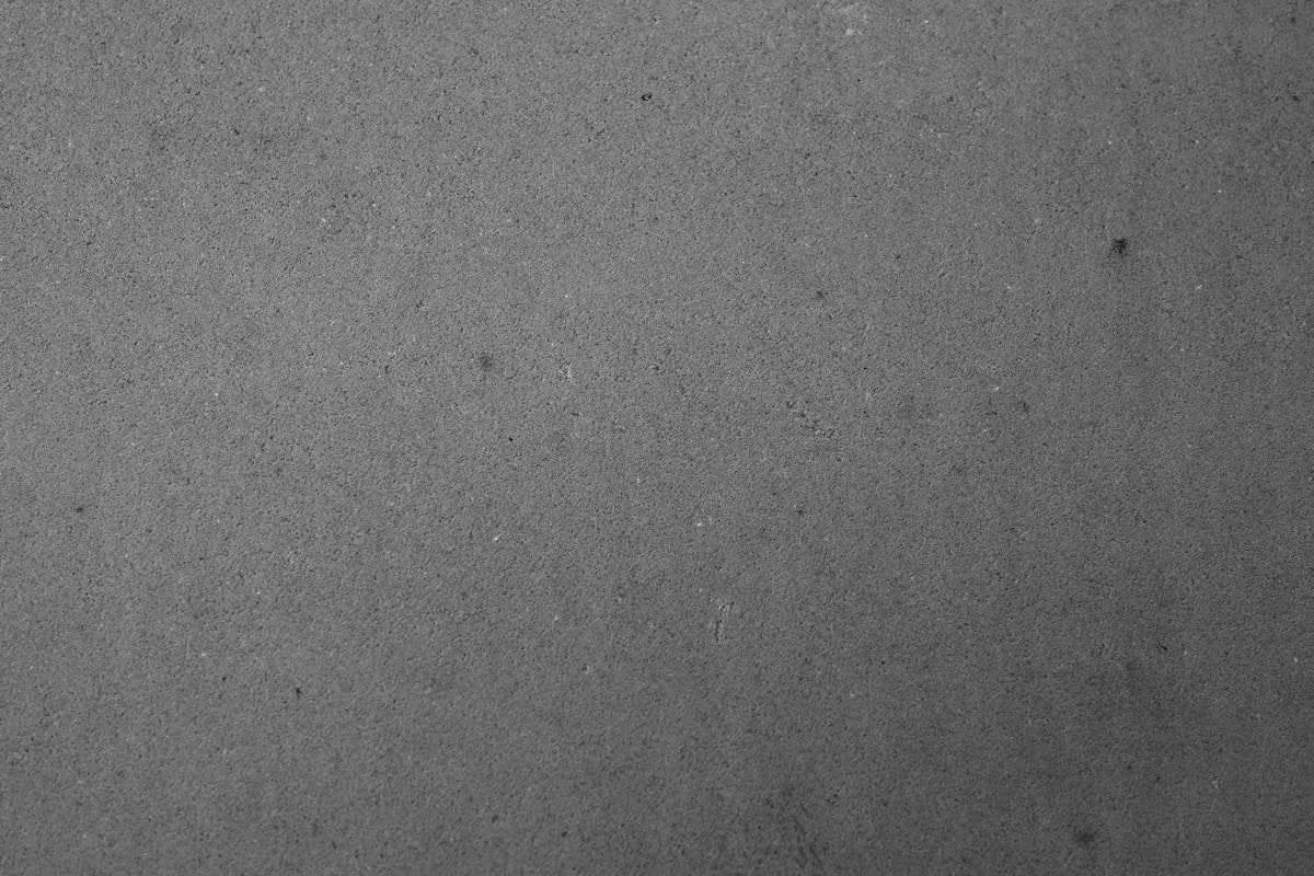 Une horloge murale en noir et blanc.