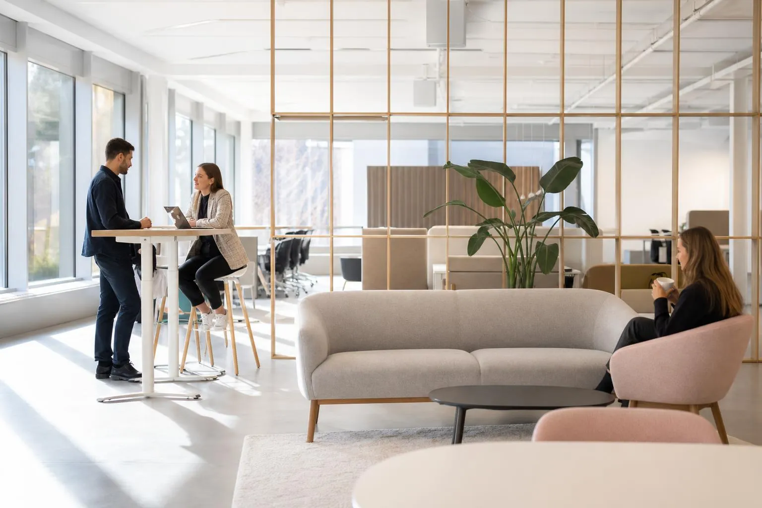 Bureau moderne avec personnes travaillant et détente.