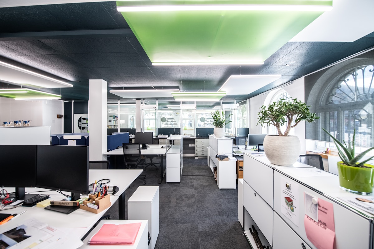 Bureau moderne et lumineux avec des espaces de travail et de détente.