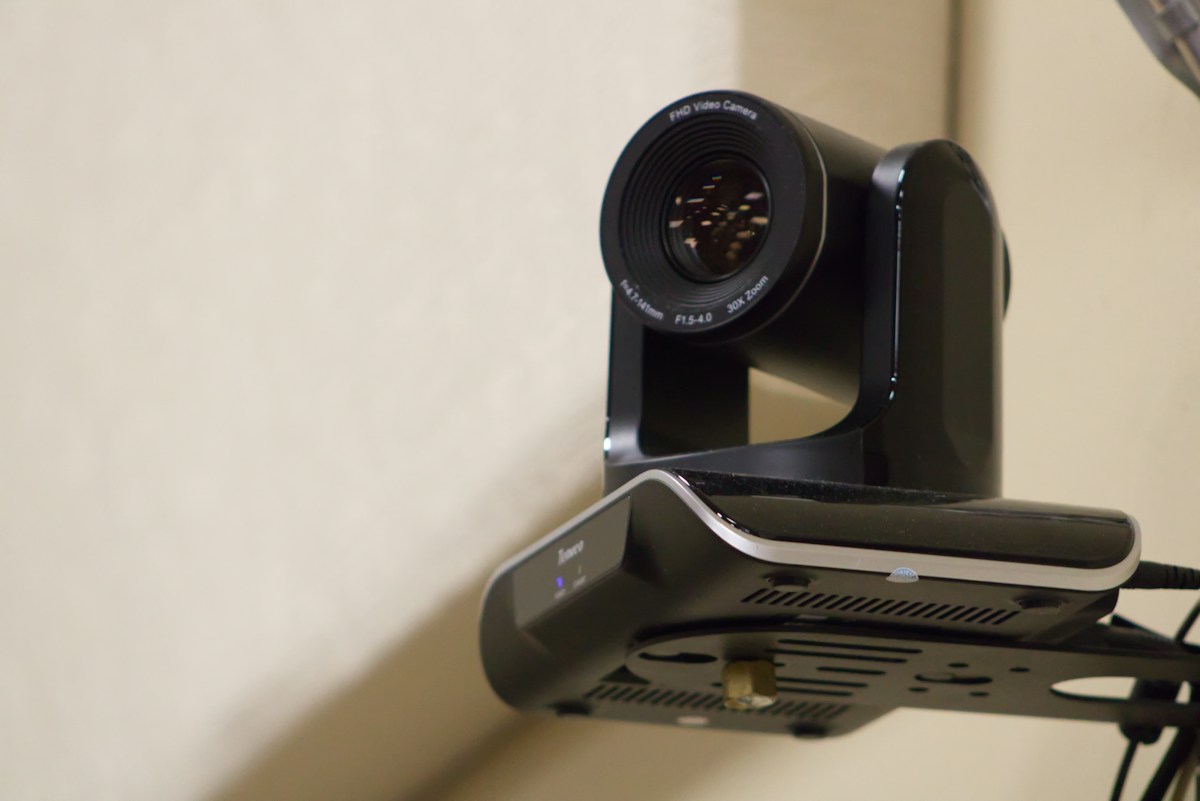 Caméra de visioconférence sur support mural orientable.